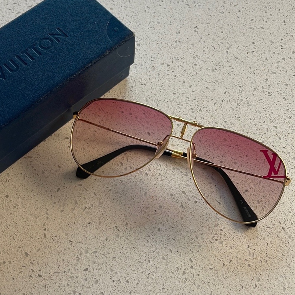 Worn once! Gorgeous Louis Vuitton Pink Ombré Sunglasses 😎